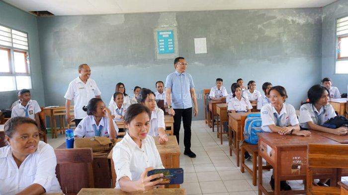 Bertemu dengan Para Siswa SMA Negeri 12 Kupang, Ansy Lema Beri Motivasi