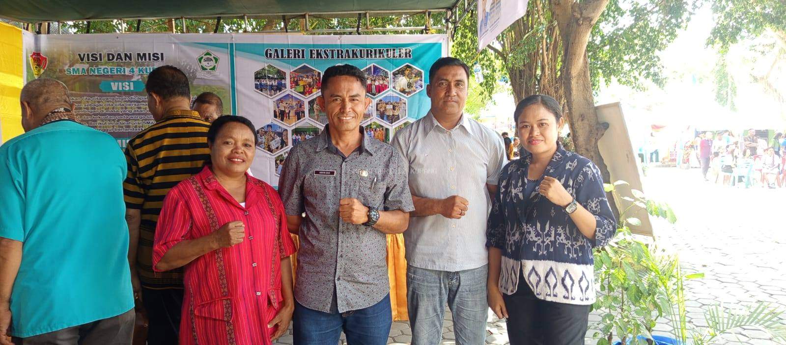 Kepala sekolah SMA Negeri 12 Kupang di undang dalam Kegiatan Dies Natalis di SMA Negeri 4 Kupang