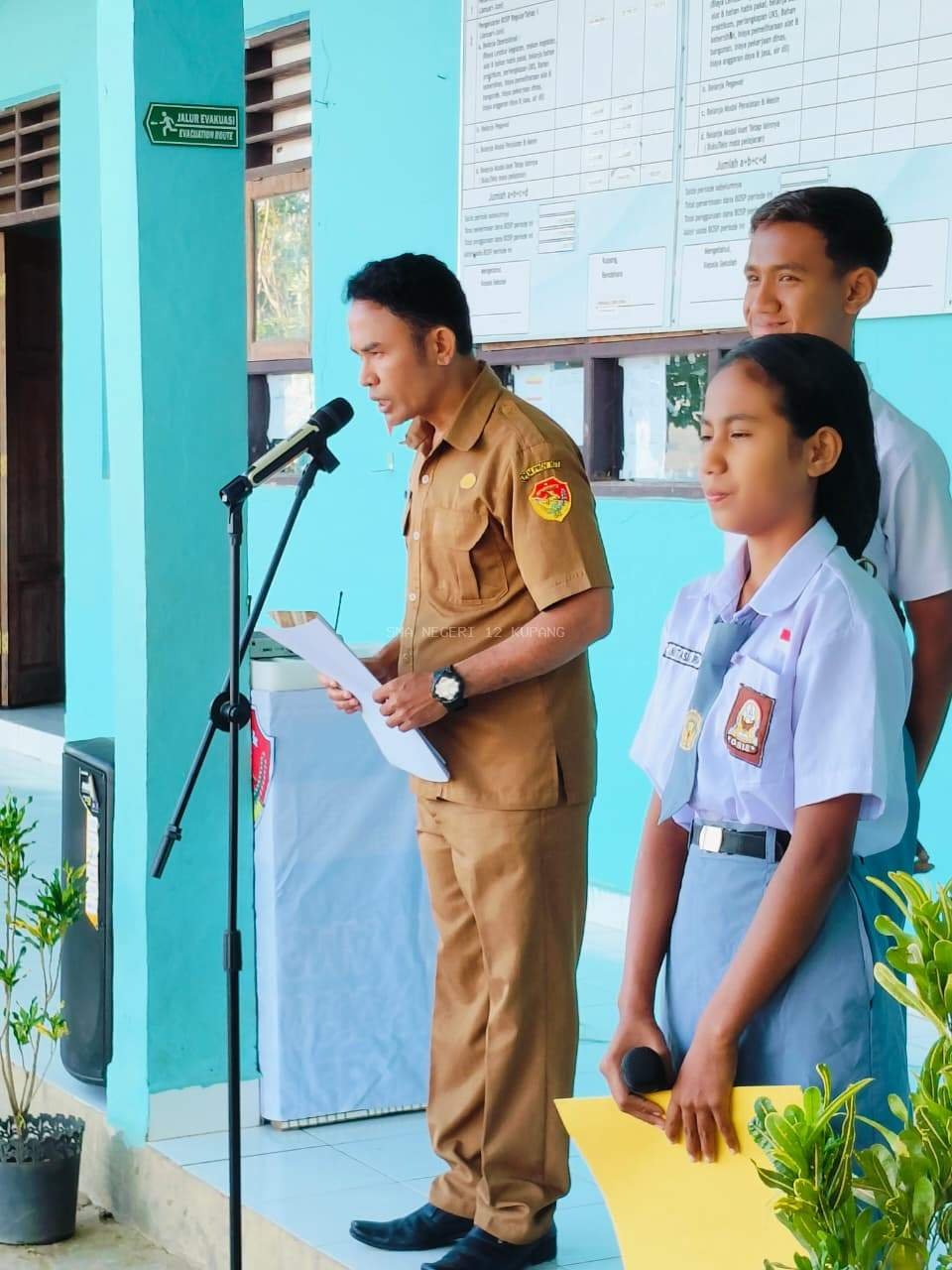 pelaksanaan upacara bendera di SMAN 12 Kupang 