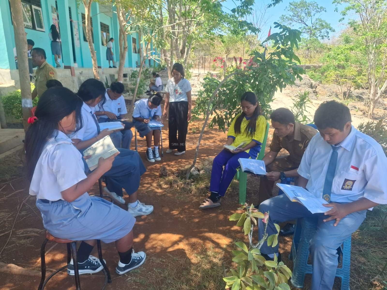 Tingkatkan Minat Baca, SMAN 12 Sambut Hangat Kehadiran Perpustakaan Keliling Provinsi NTT