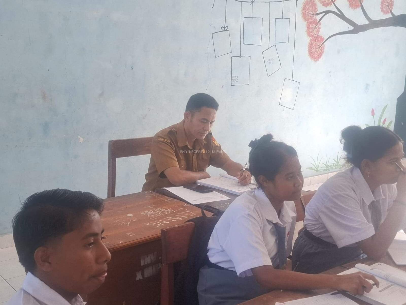 Tingkatkan Mutu Pembelajaran, Kepala SMAN 12 Kupang Laksanakan Supervisi Akademik di Kelas Matematika