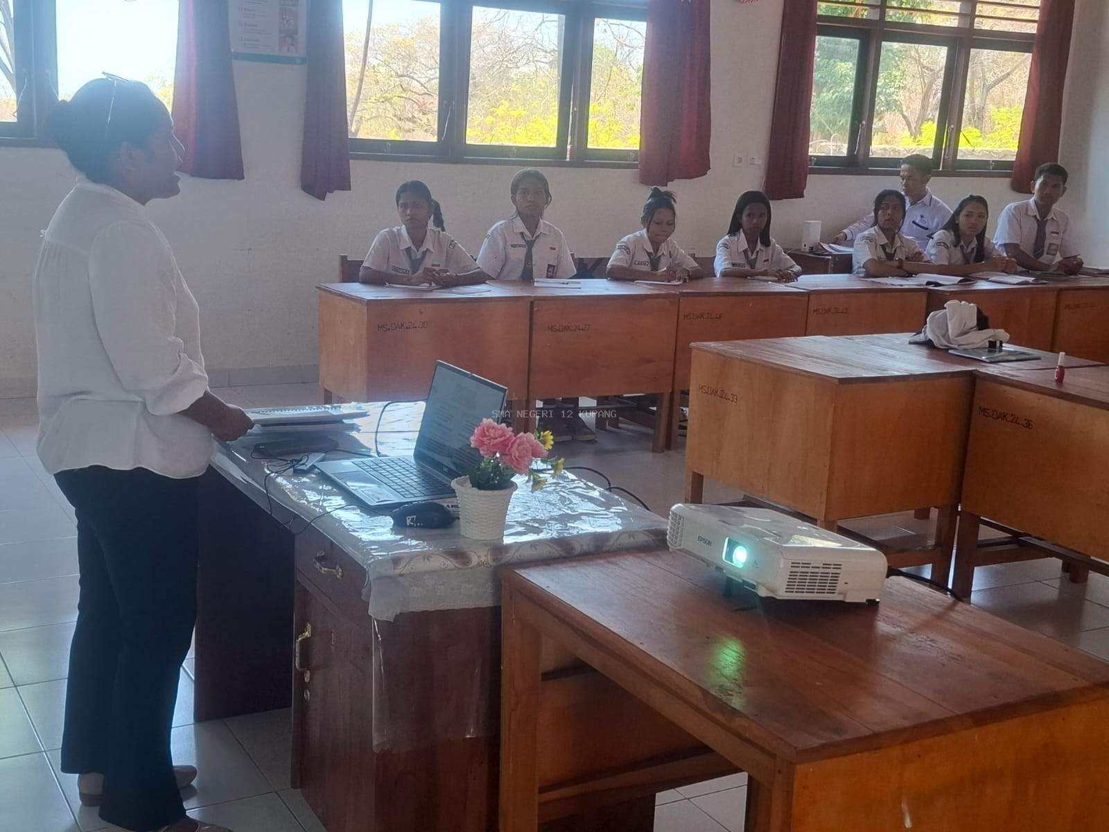 Kegiatan supervisi akademik oleh Bapak Arifin Dasi, S.Pd. ini pada dasarnya bukan sekadar penilaian, melainkan bentuk pendampingan profesional. Tujuannya adalah untuk saling berdiskusi, memberikan mas