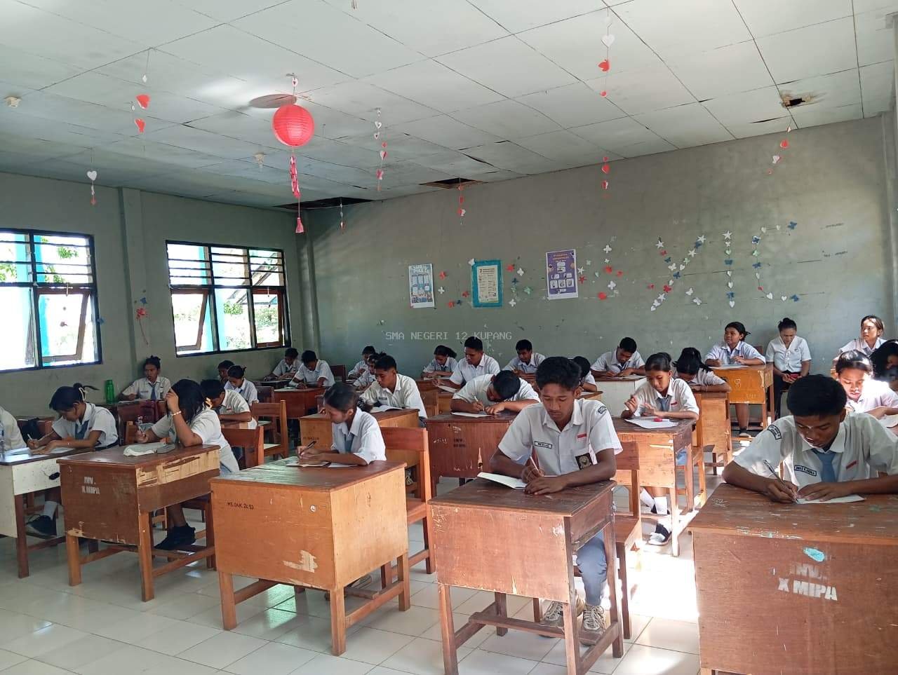 Tingkatkan Mutu dan Integritas Belajar, Siswa SMAN 12 Kupang Ikuti Sumatif Tengah Semester (STS) Ganjil