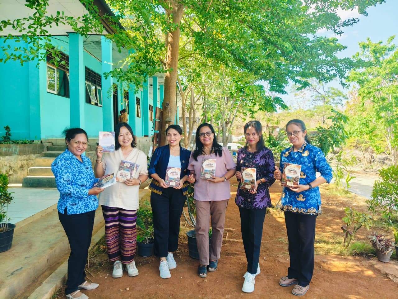 Inovasi Pembelajaran Sains: Guru Kimia SMAN 12 Kupang dan Dosen UNWIRA Kolaborasi Penyusunan Buku Praktikum Berbasis Budaya Lokal NTT